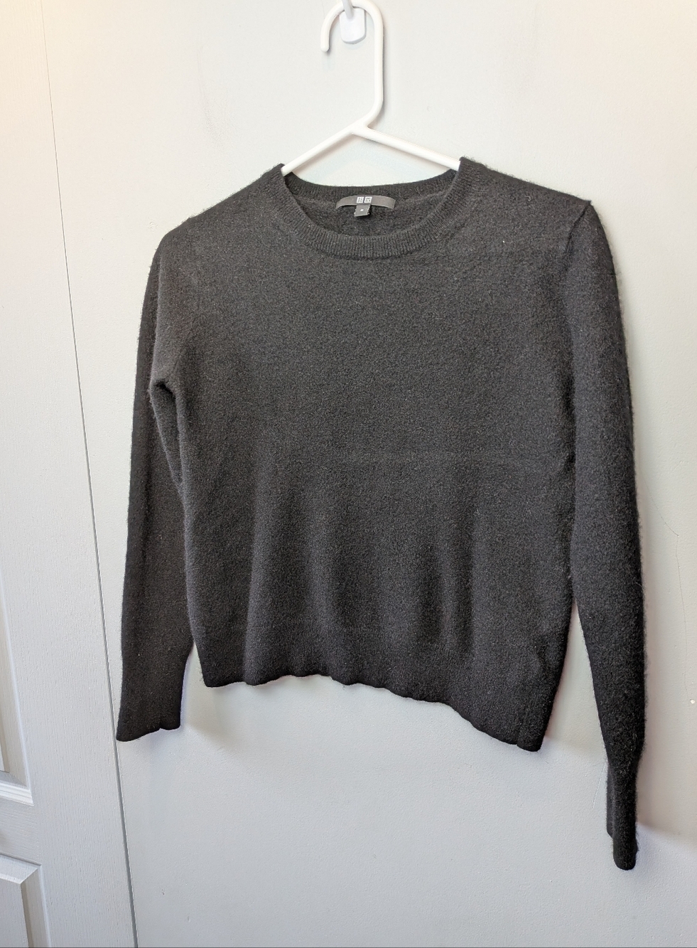UNIQLO Women Crewneck Top Black Color Size Medium 100% Cashmere Crop  Lenght